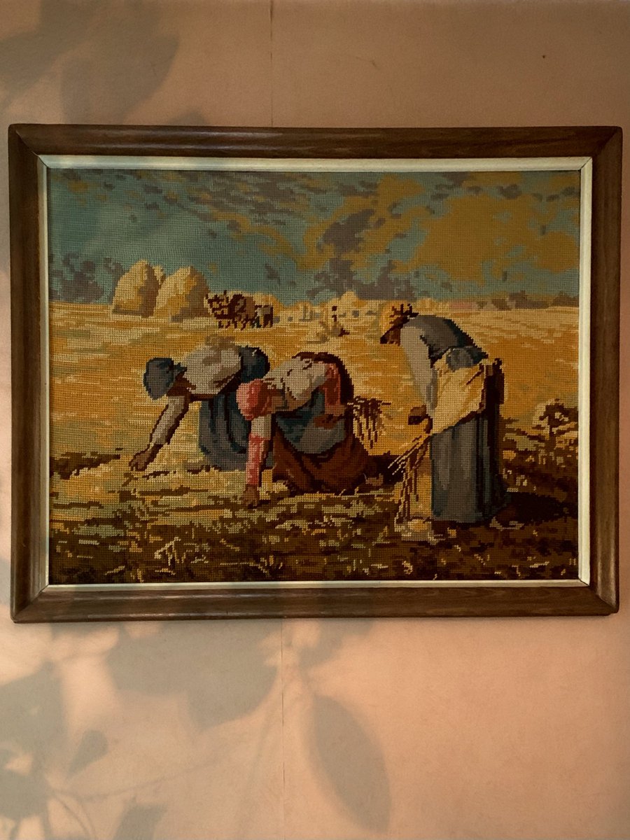 Rumah nenek di Prancis, rumah dari tahun 1800an. Tentunya udah di renovasi ya, tapi tetep kerasa feels vintage nya dari dekorasi2 yang dipakai dan tata letak barang2. Suka sekali 🥹❤️