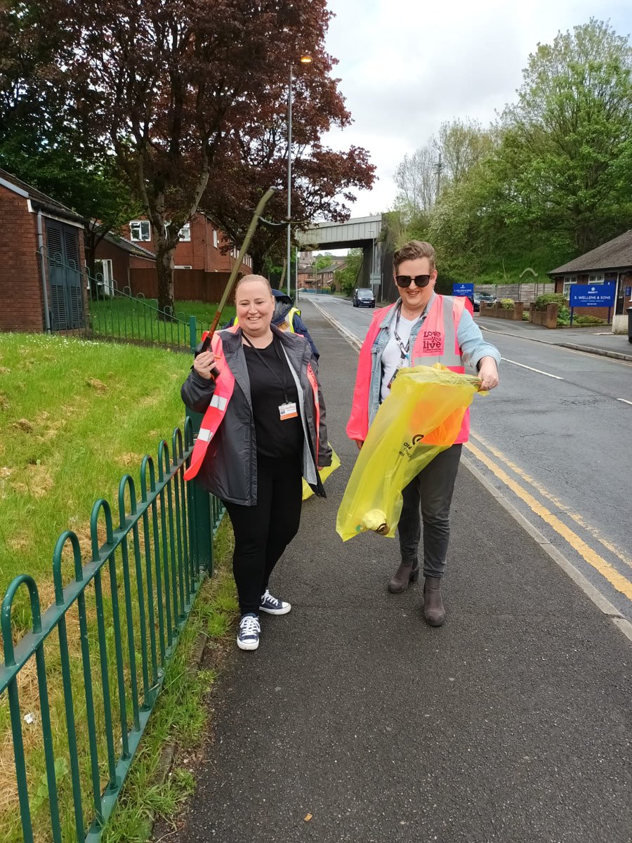 #Oldham community connections are alive and well. Our team, led by local Members have been picking litter. Love the flashy vests. @newsinoldham @HWOldham @OldhamCouncil 
Thanks to Cllr Graham Shuttleworth for you hard work.