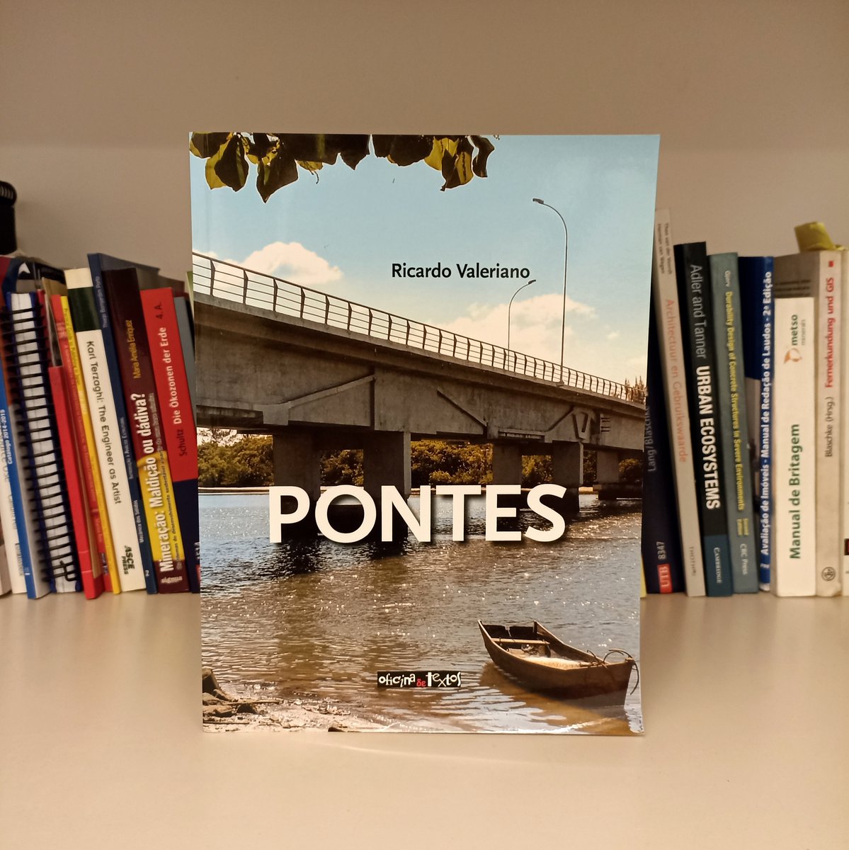 ofitexto's tweet photo. Ricamente ilustrado com centenas de desenhos e fotografias, "Pontes", de Ricardo Valeriano, traz um verdadeiro patrimônio de casos reais.

Confira aqui: https://t.co/bD5zuSy660

#pontes #obradearteespecial #engenhariacivil #dimensionamento #estruturas #engenhariadepontes https://t.co/fr1txPQ5Gf