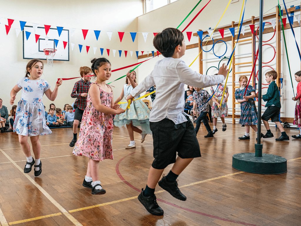 salisburycathsc's tweet photo. Pre-Prep were magnificent showcasing their dance skills yesterday afternoon and it was evident how much fun was had by all. Many thanks to Miss Kim for her dedication and enthusiasm. #maypoledancing #maypole #preprep #EYFS #salisbury https://t.co/gYALta6NQN