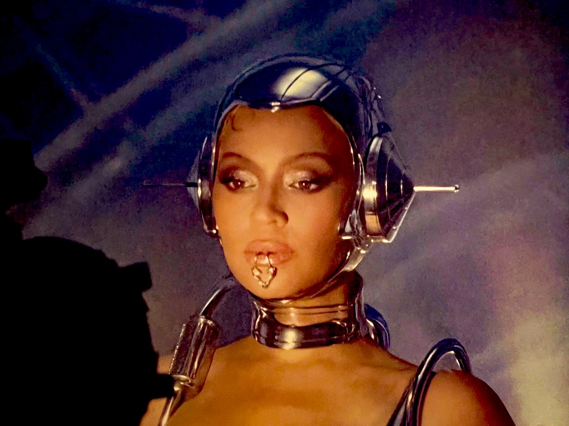 beyzhive's tweet photo. beyoncé x frederik heyman cooking something lethal https://t.co/3TzMcvXZ0P