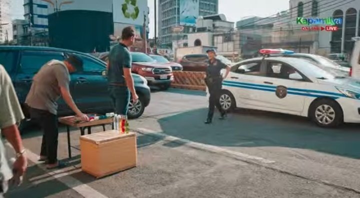 AltKapamilyaOL's tweet photo. Nacucurious ako kung paano sila nagte-taping sa kalsada. Syempre yung ibang way daanan talaga ng sasakyan tapos madami pang commuters. Like dito sa scene na to, bumagal yung mga sumunod na sasakyan. Enlighten me. Hahaha!
#FPJBQPagsisikap https://t.co/gYlwkDmMs4