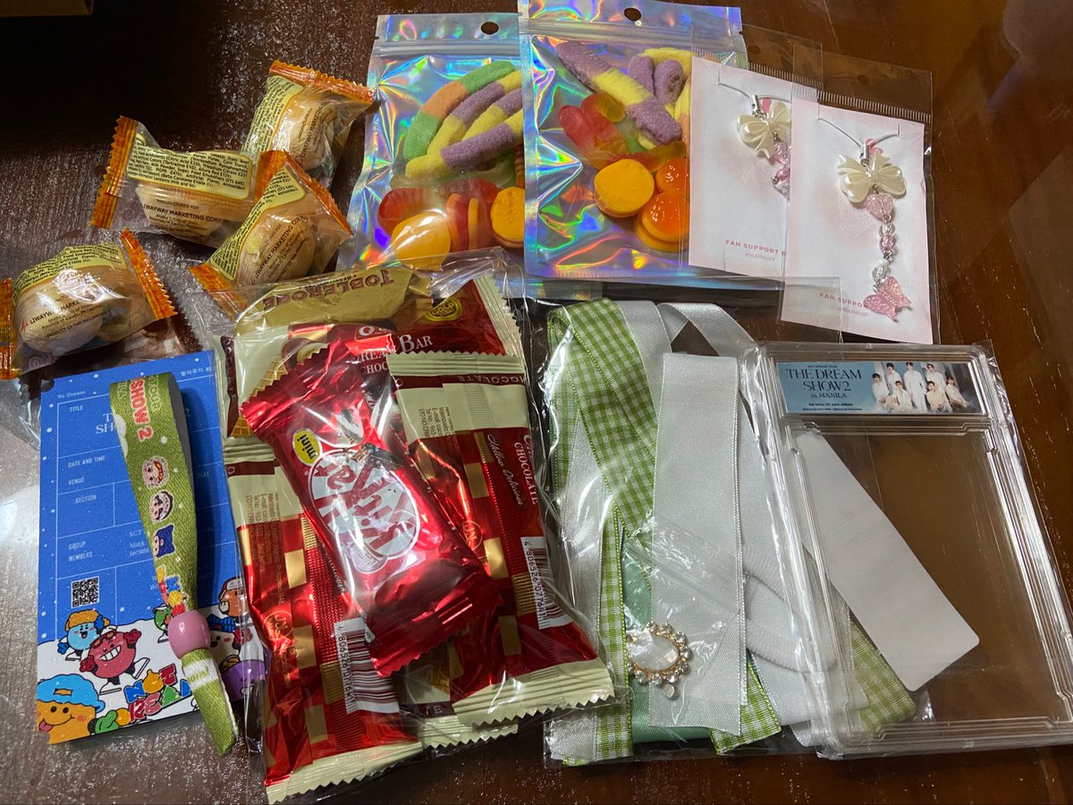 MAH4E1ST's tweet photo. here pala laman ng 1 freebie kit^^ thanchu po sa mga nagclaim ng freebies 🫶🫶will start packing na later https://t.co/iCfKKdWB7j