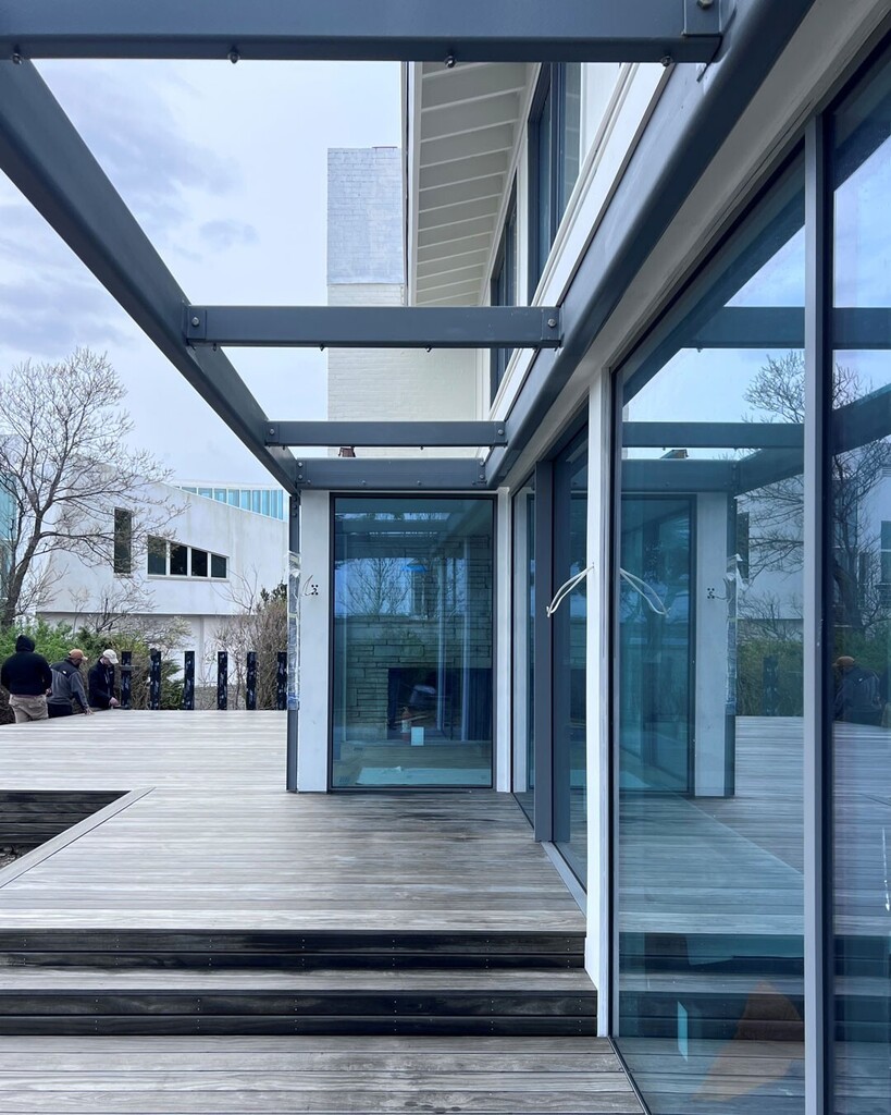 FlavinArchitect's tweet image. Approaching the finish line on our Swampscott project. A beautiful mix of steel, wood, and glass that looks out to the sea. Swipe for a tantalizing reflection from our visit on a recent grey day...

#naturalmodern #naturalmodernism #flavinarchitects #des… instagr.am/p/CsECmWyuqtZ/
