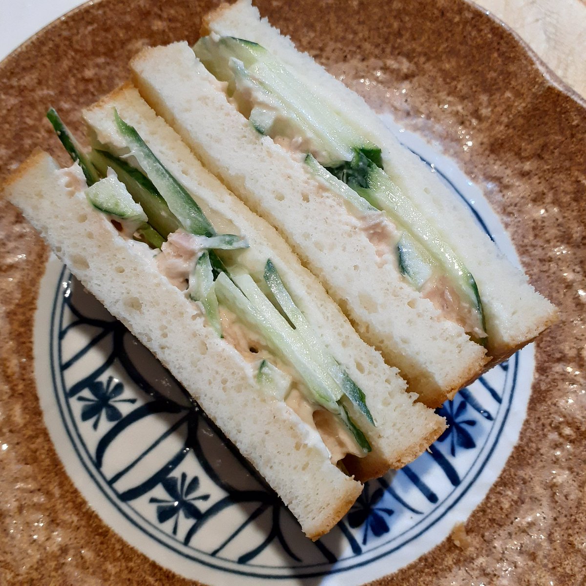 闘病飯シリーズ‼️‼️

きゅうりとツナサンドイッチ👴

きゅうり→あく抜きしたらキッチンペーパーて水分をしっかり取ります。

タレ→マヨネーズにカラシ、味の素、コツはシーザードレッシングをプラスする事。

氷水であく抜きしるときゅうりの食感が良くなります。