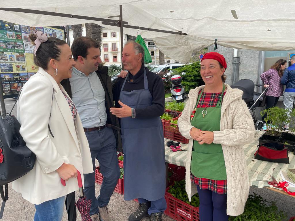 Esta mañana durante la visita al mercado semanal y en reuniones mantenidas con hoteleros de la zona de Valdés hemos escuchado  las necesidades y propuestas de sus vecinos junto con la candidata de FORO a la alcaldía, Carmen Rodríguez. 

#AcercandoOccidente 💙💛
