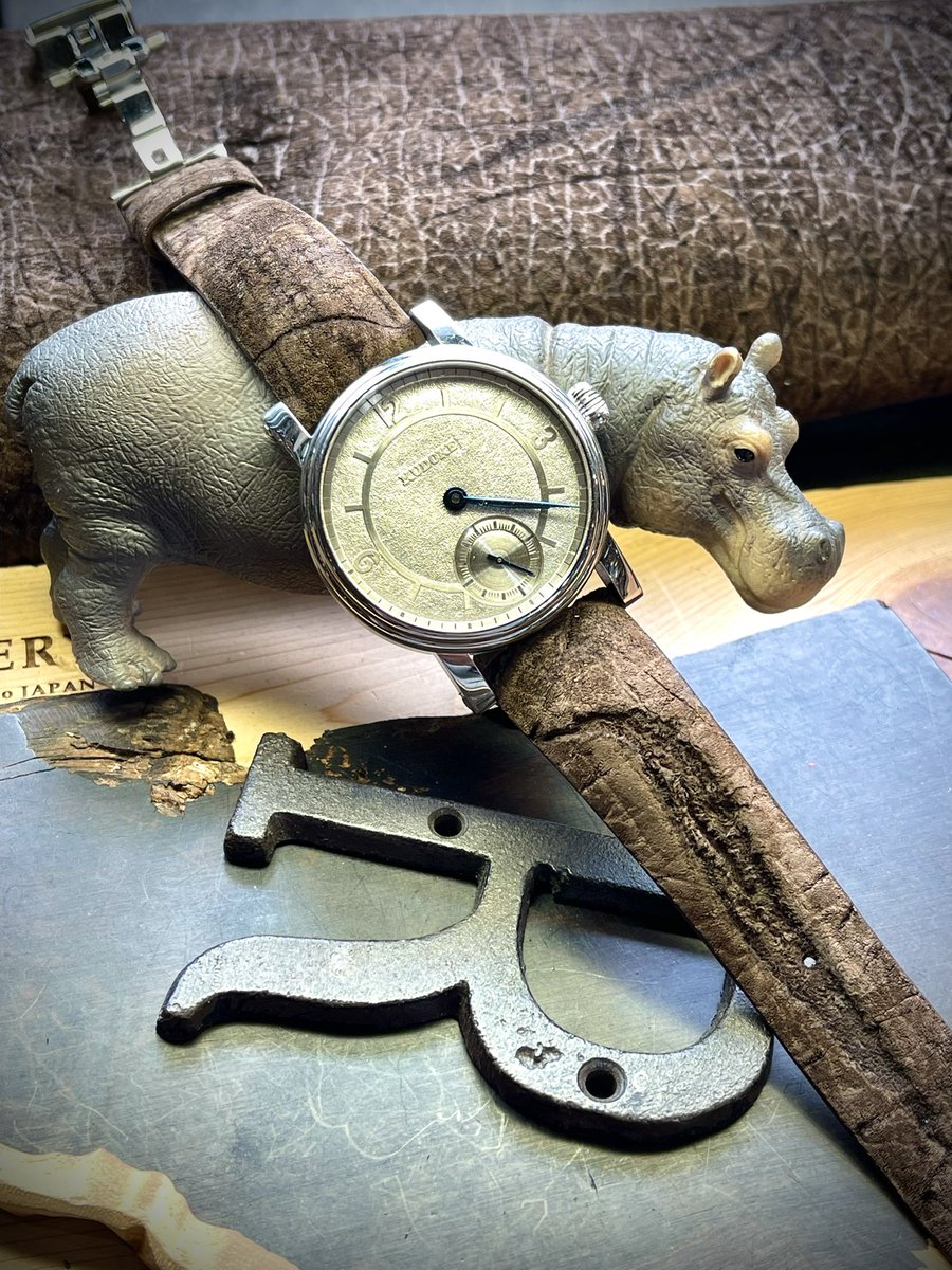 earnest_strap's tweet photo. 恐らくライオンに引き裂かれたであろう傷、でもそのライオンを一蹴する力を持つ🦛ヒポポタマス。
アフリカの大地が織りなすリアルな痕跡が時計と融合した瞬間。
#ヒポポタマス #クドケ #kudoke https://t.co/JvYLjpUPqh
