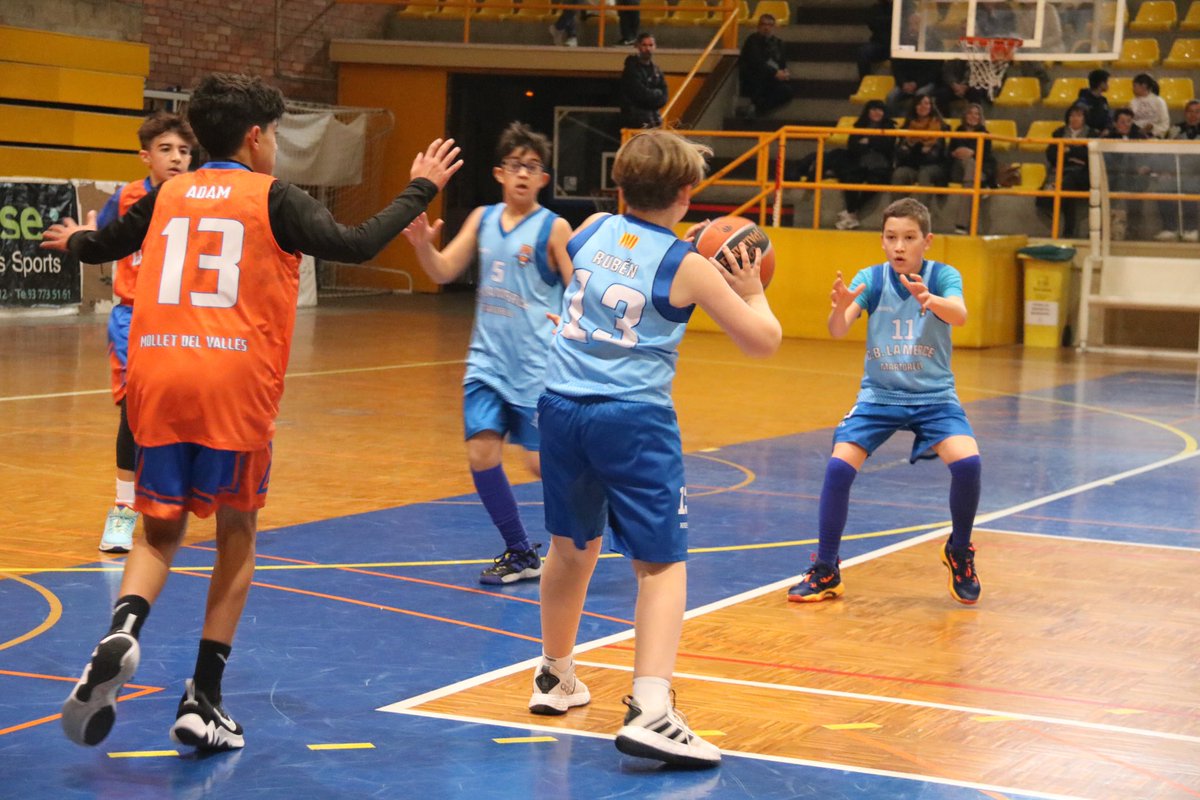 cblamerce's tweet photo. ⚪🔵 MINI 1 | La prèvia
🆚 @cbartes 
📆 13/05
⏱ 12.30h
⚡ Duel ajustat amb tots dos equips empatats a
⏸ Ambdues plantilles han sumat i rebut pràcticament els mateixos punts
⬆ Els d’Irene Rojano podrien escalar un lloc a la taula si guanyen
 
#TradiciódeBàsquet
#CBLaMercè https://t.co/8zygwgQChx