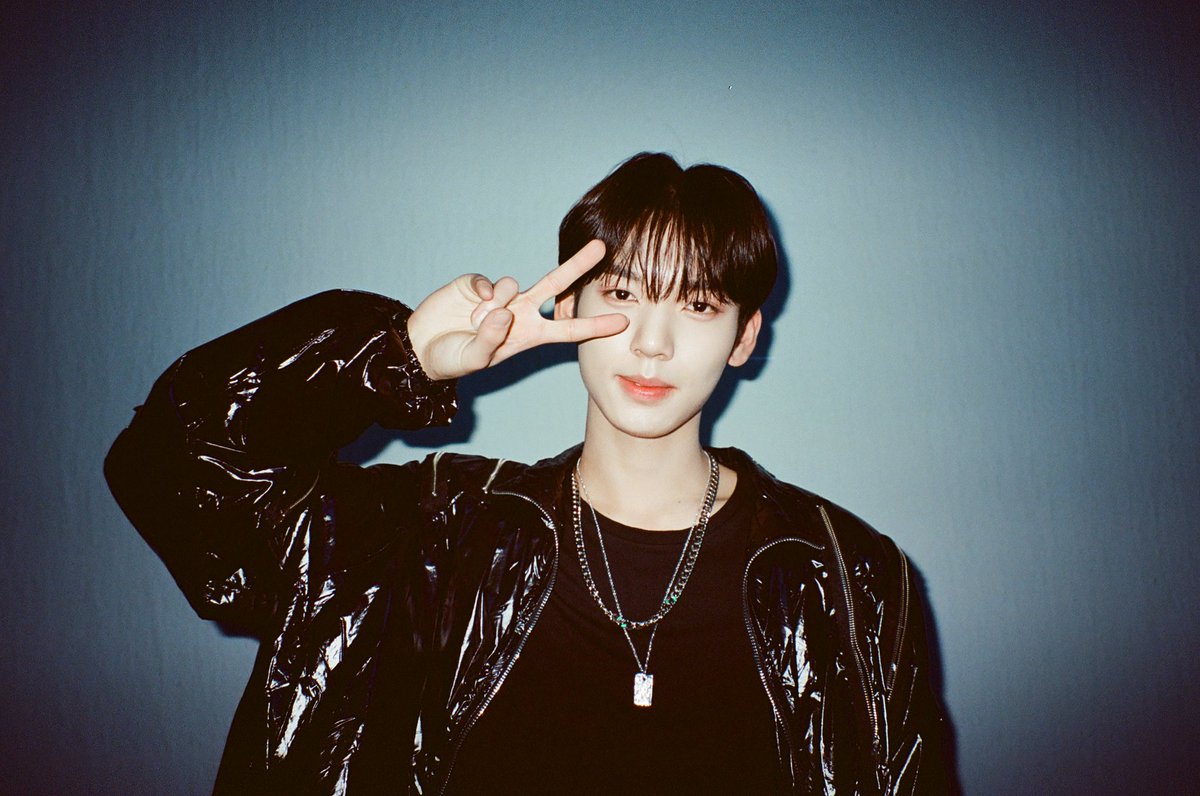 h__you32O's tweet photo. ♡ fact / tmi เกี่ยวกับฮันยูจิน ♡

- ยูจินมีน้องชาย 1 คน
- ชอบเล่นฟุตบอลมาก เล่นตั้งแต่ประถม จนตอนนี้ก็ยังชอบฟุตบอลอยู่มาก ๆ ( เคยเป็นนักกีฬา )
- เป็นคนเงียบ ๆ แต่จะพูดมากเวลาอยู่กับเพื่อน ๆ
- ตอนเรียนซองบกไม่มีใครไม่รู้จักฮันยูจิน ( เพราะหล่อมากก็เลยเป็นที่รู้จักทั้งโรงเรียน ) https://t.co/hFHSaoRzql