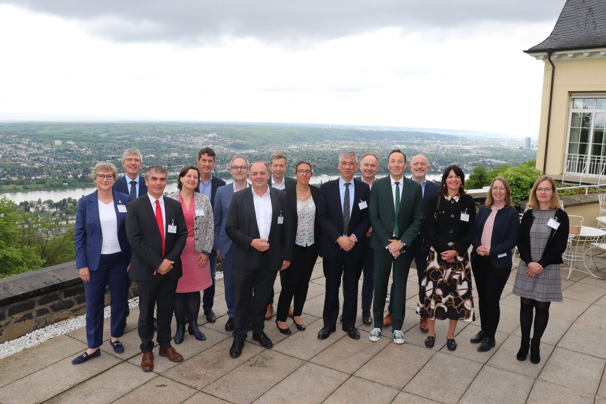 Auftakt der 100. #Umweltministerkonferenz (#UMK) mit der 71. Amtschefkonferenz (ACK) in @SKoenigswinter 🤝📑
STS <a href="/haase_viktor/">Viktor Haase</a> begrüßte am Nachmittag die angereisten Staatssekretärinnen und Staatssekretäre auf dem #Petersberg.