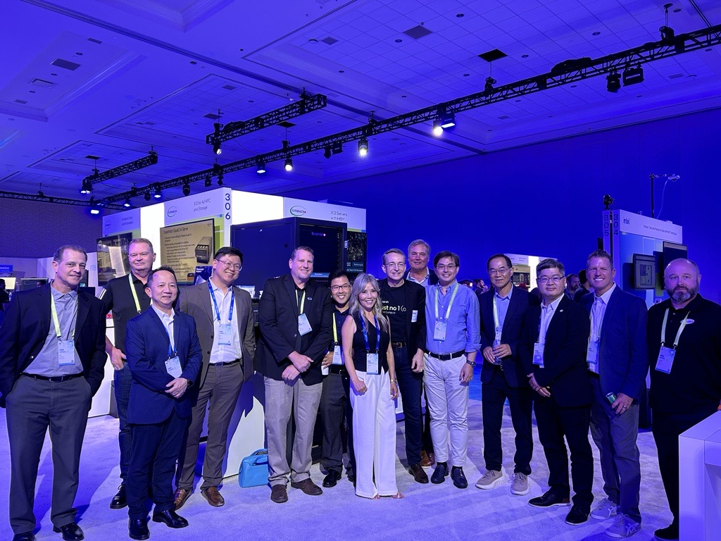 Supermicro's tweet photo. We are thrilled to be at Intel Vision 2023! We are honored to have @intel's Corporation's CEO, Pat Gelsinger, stop by our booth to learn more about our Intel-based workload-optimized systems.
#Supermicro #Intel #IntelVision2023 #ProductInnovation #Collaboration https://t.co/0M74l0ExCw
