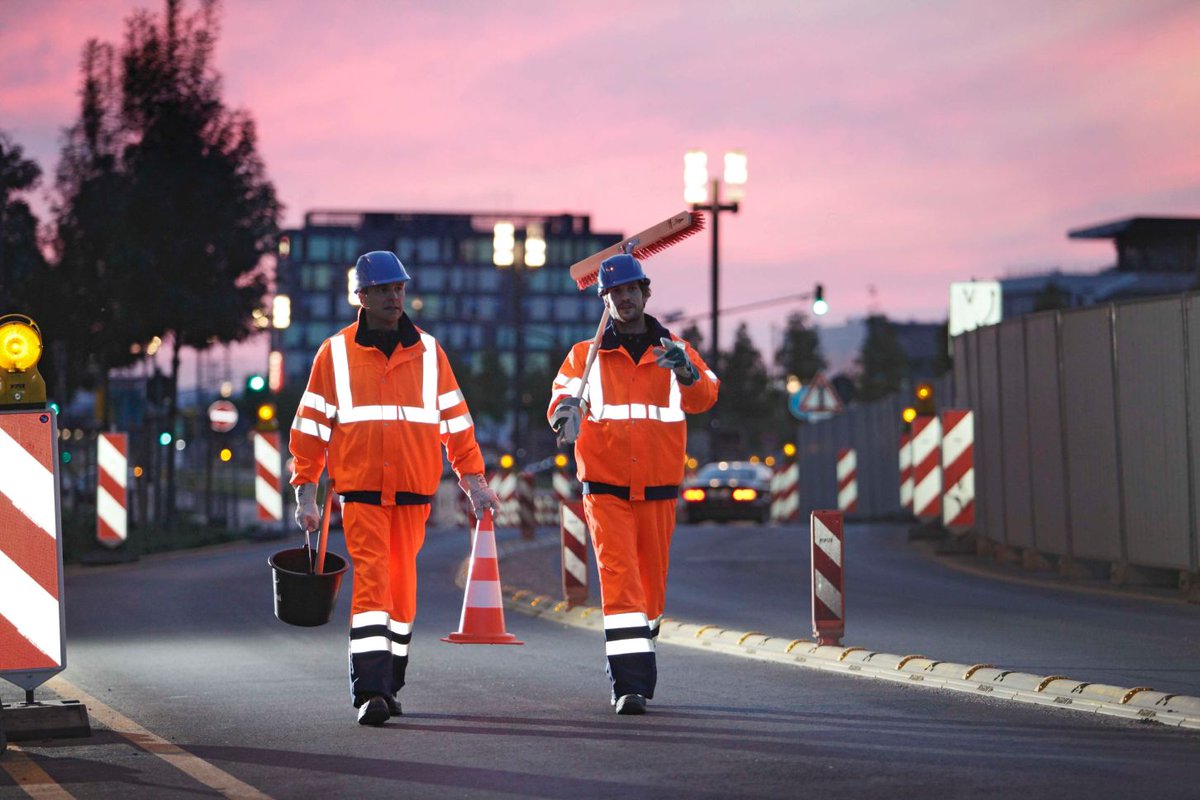 MEWA_CH's tweet image. La protection haute visibilité idéale. Vêtements haute visibilité Multiwear. Pour une sécurité et une visibilité maximales pendant la période de transition. Disponible dans le système de location #MewaTM "Utiliser au lieu de posséder". mewa.tm/3nOcuzQ  #textilsharing