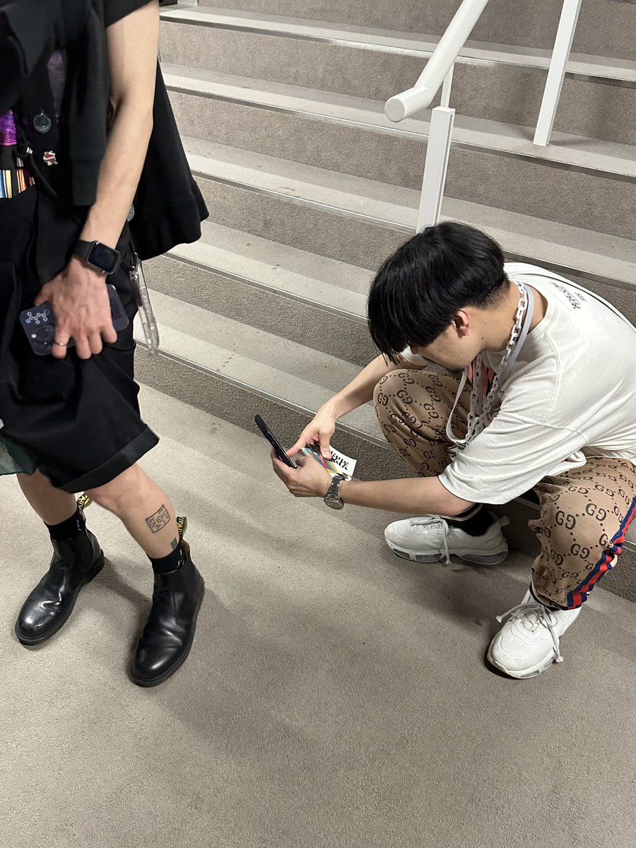 KitKicKit's tweet photo. 今日も児玉さんと不審者（私）の会話
#椎名林檎と彼奴等と知る諸行無常 

今日も地獄の何丁目で列を並んで、児玉さんと会う
⬇️
私:「今日もきました！」
児:「あ、お前か！」
私:「今日態々短パン履いて見せに来た！」
児：「すごいね」「気配入っているね」「写真撮ってもいい？」
私:「！？」
↓ https://t.co/insjKYMWe7