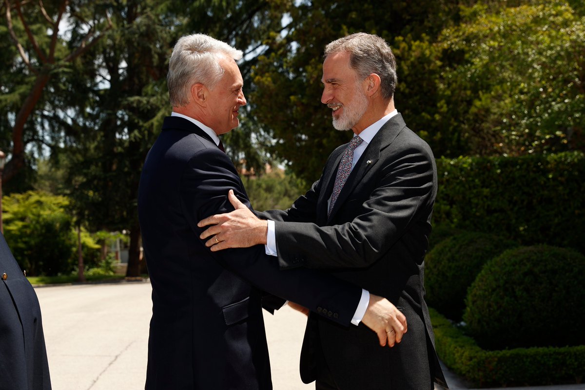 CasaReal's tweet photo. El Rey mantiene, en el Palacio de La Zarzuela, un encuentro y posteriormente un almuerzo con presidente de la República de Lituania, Gitanas Nausėda, con motivo de su visita de trabajo a España.

➡️https://t.co/pjp5fT70iy https://t.co/R11BpDqUPS