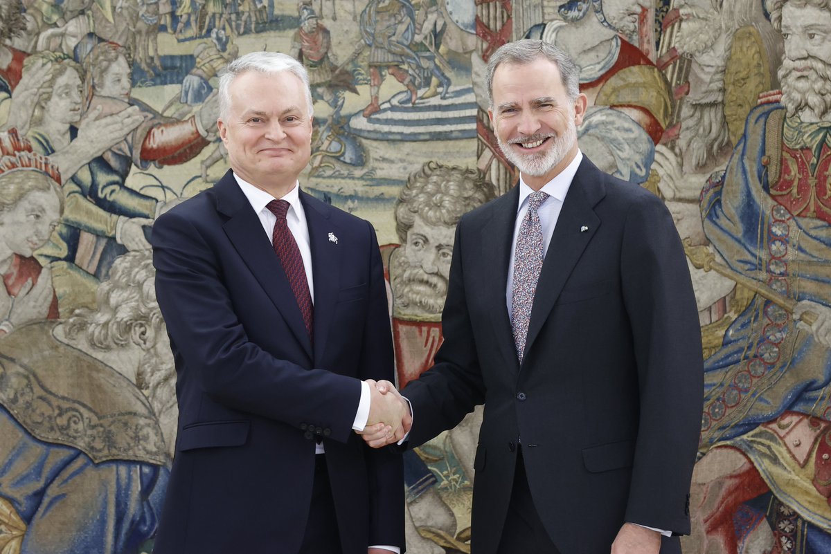 CasaReal's tweet photo. El Rey mantiene, en el Palacio de La Zarzuela, un encuentro y posteriormente un almuerzo con presidente de la República de Lituania, Gitanas Nausėda, con motivo de su visita de trabajo a España.

➡️https://t.co/pjp5fT70iy https://t.co/R11BpDqUPS