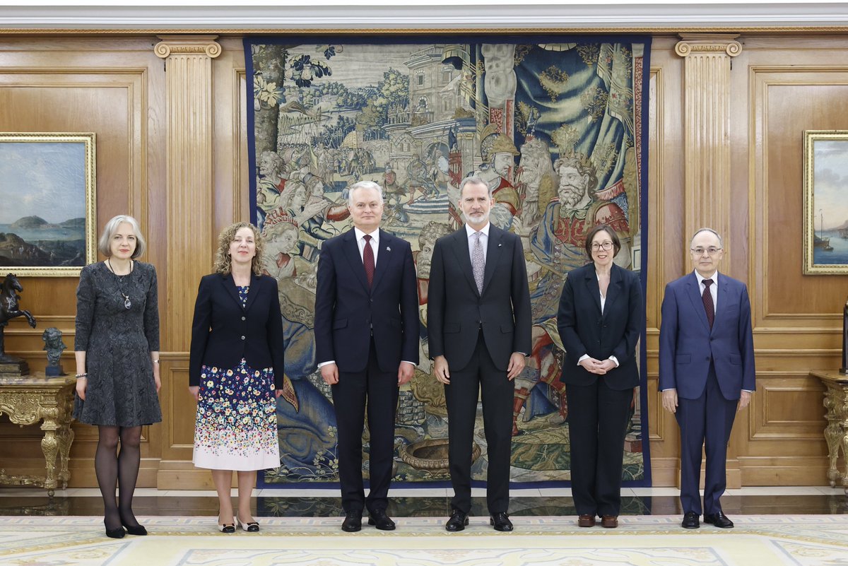 CasaReal's tweet photo. El Rey mantiene, en el Palacio de La Zarzuela, un encuentro y posteriormente un almuerzo con presidente de la República de Lituania, Gitanas Nausėda, con motivo de su visita de trabajo a España.

➡️https://t.co/pjp5fT70iy https://t.co/R11BpDqUPS