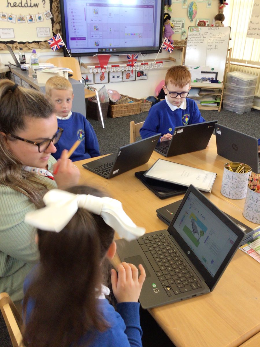 A busy day full of dinosaur research and databases #GPSClass8