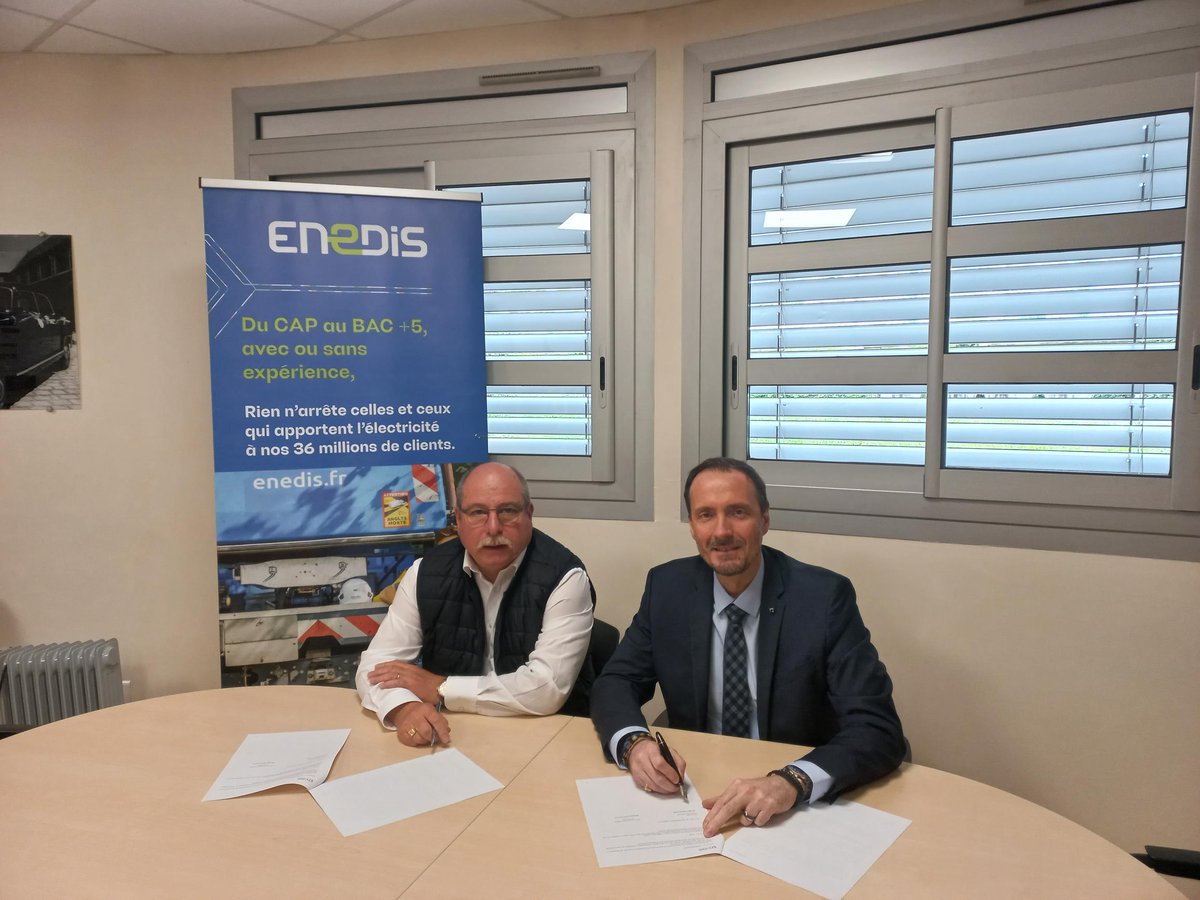 Enedis_BFC's tweet photo. Convention de #partenariat signée entre le Lycée Henri Parriat (Montceau-les-Mines) et @enedis_bourg destinée aux élèves de BTS électrotechnique.
Une belle collaboration pour favoriser l'insertion de jeunes diplômés dans des métiers techniques ! 👷 https://t.co/kDcWIA5Uf5