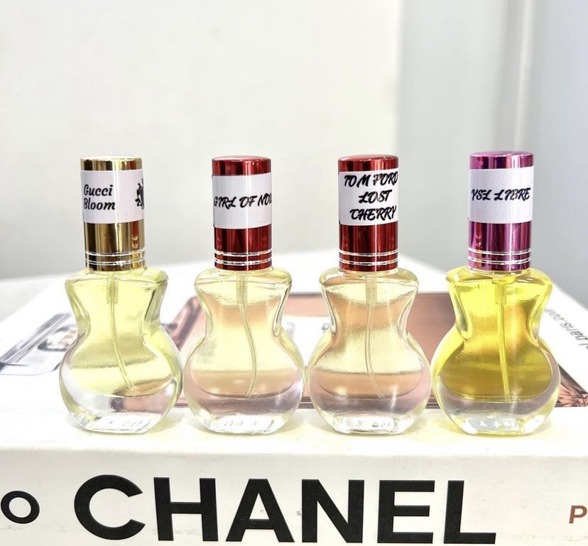 _thisisammy's tweet photo. Hi, I’m Chiamaka and I sell perfume oils and other fragrances. 
I deal in top quality, unadulterated oils and they smell exactly like the designer perfumes..
They come in different sizes; 15, 20,30,50 and 100ml.
Please patronize and retweet🙏🏼🙏🏼 https://t.co/uNEoA1Kto1