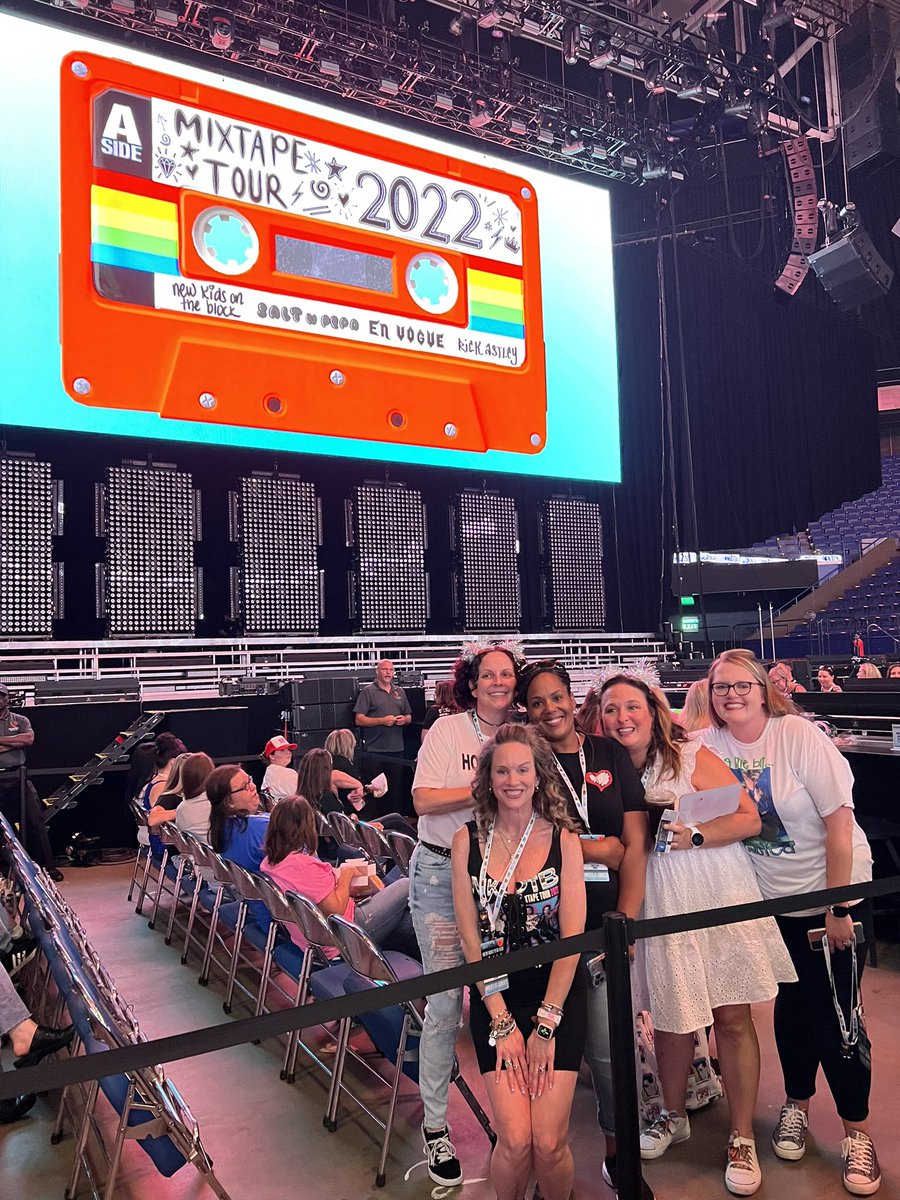 theinfamousmsj's tweet photo. Happy Birthday @tastefulllykatie my #Blockhead sister🎊🎉🎁🎈🎂
I hope you have a beautiful day and @donniewahlberg gives you that Birthday love 💕 https://t.co/tl968uIbMU