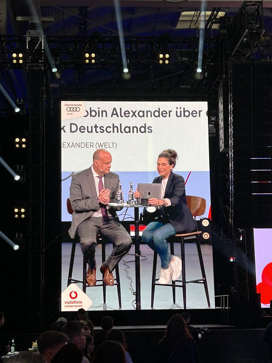fabiphokas's tweet photo. “Machtwechsel” live auf der #OMR2023. Schön, endlich mal den Blick von @robinalexander_ bei @rosidaggi s Musikauswahl zu sehen! https://t.co/BywD5tZ1E4