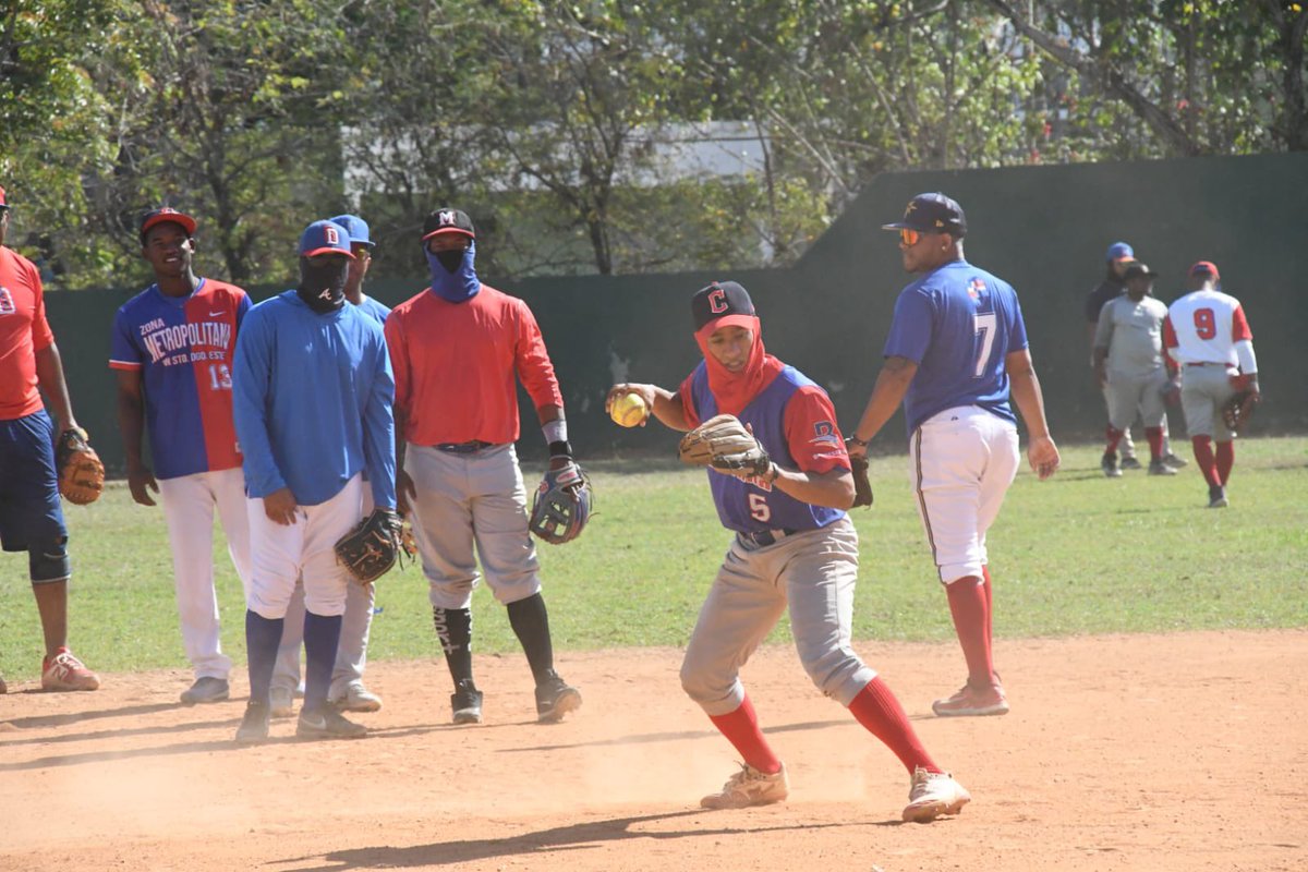 FedosaSoftbolRD's tweet photo. La ruta del sóftbol dominicano hasta #SanSalvador2023, fue descrita por el gerente del proyecto de selecciones nacionales de la federación, Fabio de León Sánchez, quien también presentó las preselecciones de mayores.
Detalles en nuestra web https://t.co/UyqJVTxHQd
#fedosa https://t.co/OmPpVgUoaP