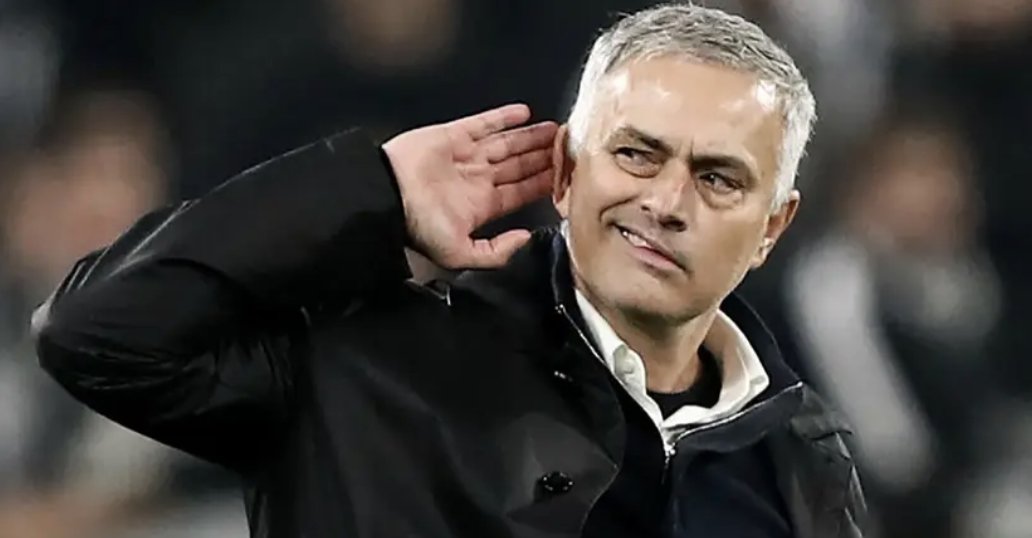 rexsteels's tweet image. Jose Mourinho is so charismatic that John Terry said "I'd leave the pitch in a coffin for him".
But he's also a ruthless bastard who threatens ball boys, fights staff and spits poison at his enemies.
As he considers the PSG job, this is the story of Jose Mourinho v The World...