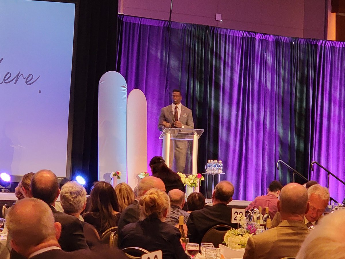 DVarnam's tweet image. A wonderful evening on Tuesday in Milwaukee with @WRTL, with a focus on hope. The Keynote speaker was former NFL player @BenjaminSWatson who gave an inspirational speech. He spoke about seeking justice, loving mercy and walking humbly.