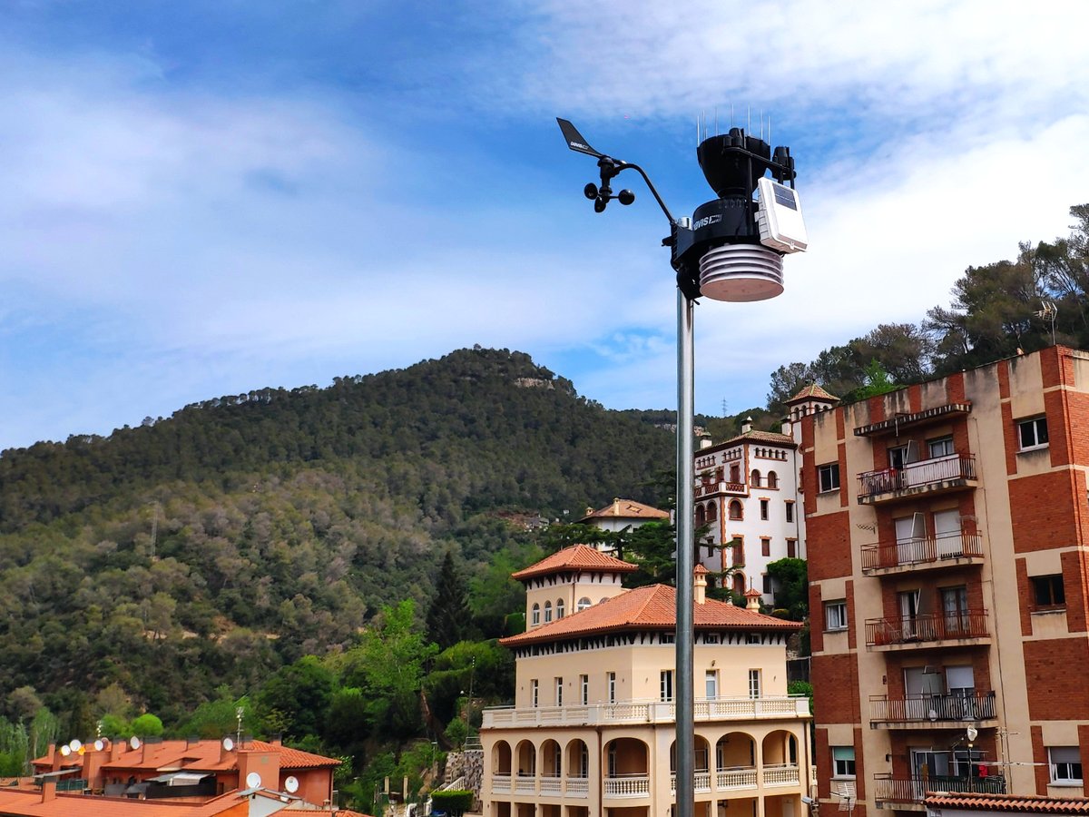 ✅ DARRERA installs the new #VantagePro2Plus municipal #weather station of Figaró-Montmany. 🌤️ The unit is powered by solar energy and sends the data to @Weathercloud through a #WeatherLinkLive datalogger for remote access by citizens. ➡️ app.weathercloud.net/d9530041647