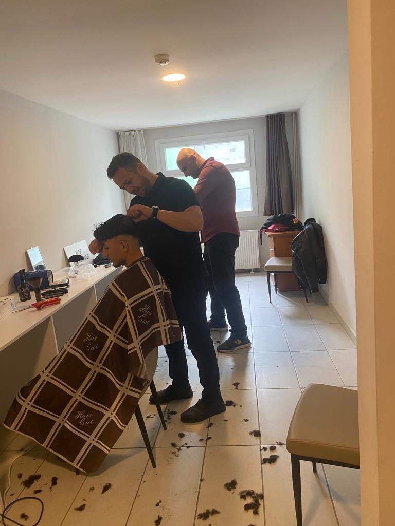 yunuserdel's tweet photo. Maltepe Esnaf ve Sanatkarlar Odası Sancaktepe Mahmut Celalettin Ökten öğrenci yurdun da depremzede vatandaşlarımızın kuaför hizmetlerini sunarak oda yöneticilerimiz ile birlikte yanlarında olmaya çalıştık yaralarımızı hep bir birlikte saracağız https://t.co/jzbatu4A1m