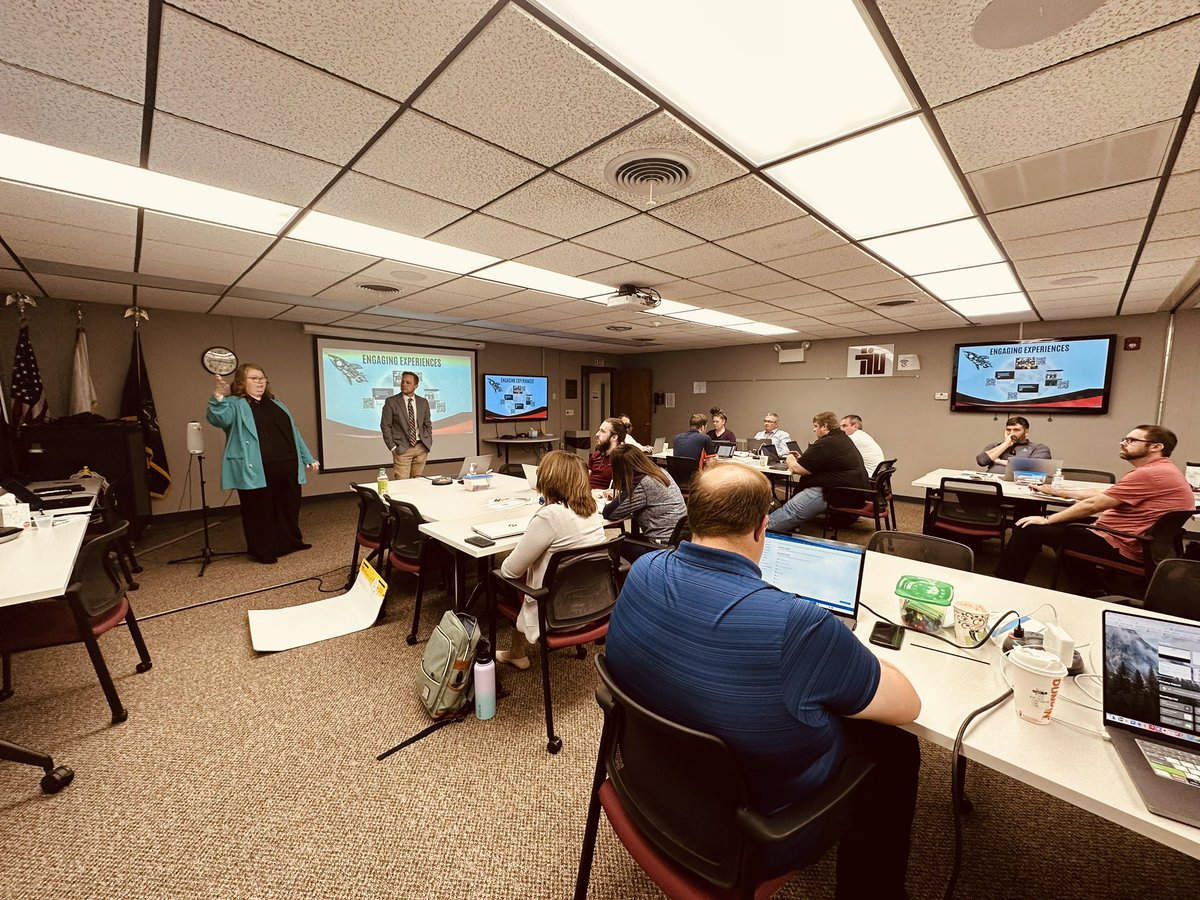 TIU11EdTech's tweet photo. Great insights into creating successful operations and engaging experience for your online learning program from @brandonlanger and Christy Ruth at @mvplearns @MCIU https://t.co/D1D41wpMYi