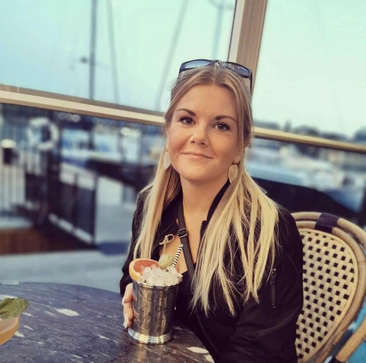 Sjukskterskeup1's tweet photo. En bild säger mer än tusen ord.
Detta var jag innan mardrömmen slog till.

VEM TAR ANSVAR FÖR MITT LIV?

Med  största sannolikhet är det livet jag har nu pga biverkningar från  covid-19 vaccinet 💚 https://t.co/KwAaf7MBpY
