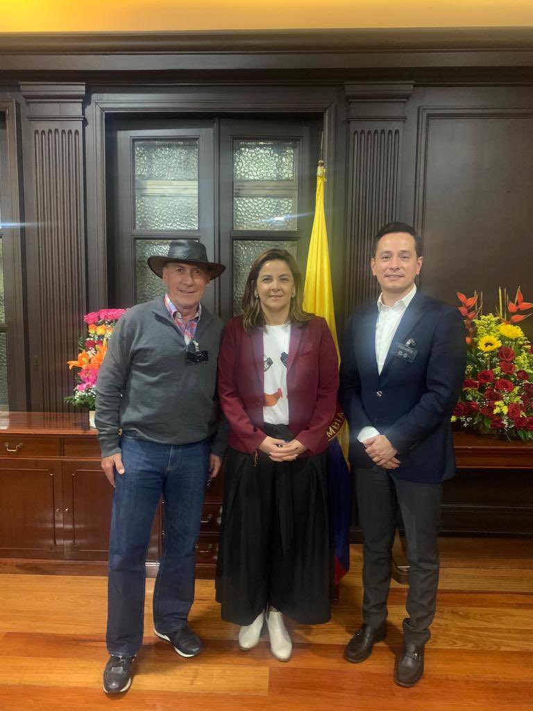 Estuvimos reunidos con la Ministra de Agricultura @jmojicaflorez y el presidente ejecutivo de @Porkcolombia_ @JeffreyFajardoL Nos une la defensa y el apoyo total al campo y a la agricultura en #Colombia 
#AntioquiaPotenciaMundialDeLaVida