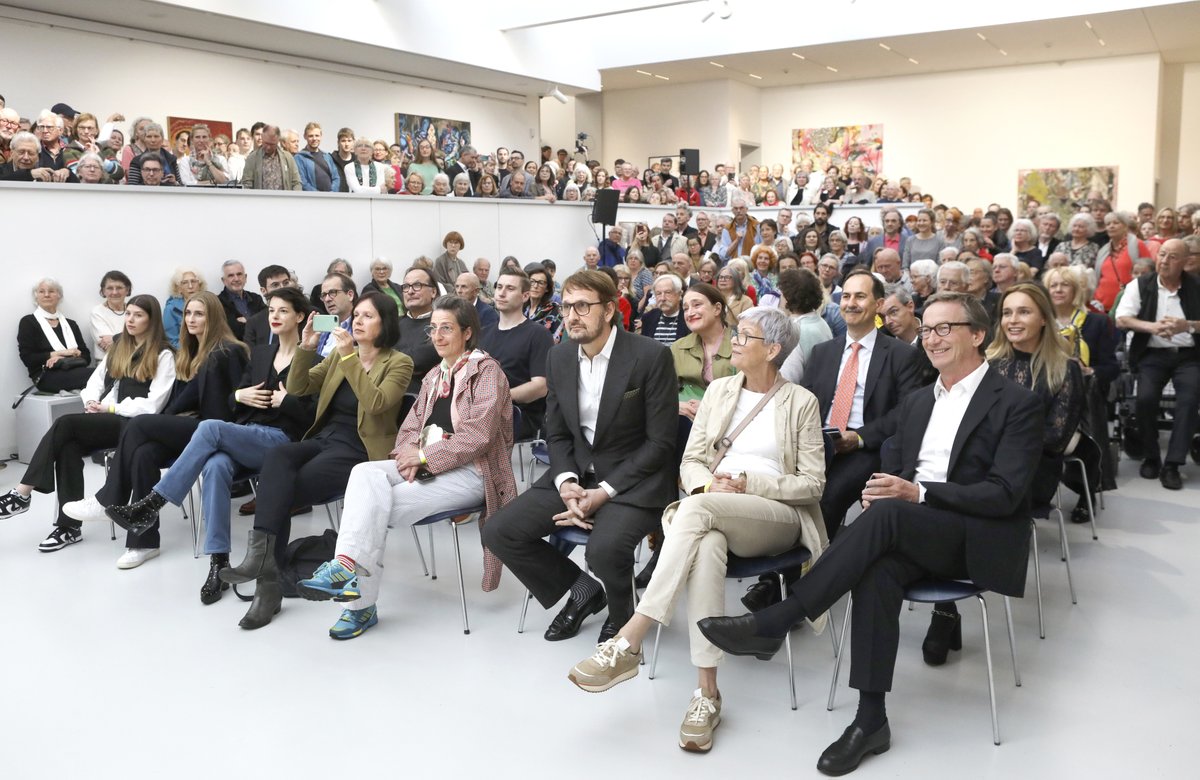 KUNSTHALLE TÜBINGEN (@kunsthalletue) on Twitter photo Letzten Freitag haben wir mit über 500 Besucher*innen im Beisein des Künstlers Daniel Richter gefeiert! Danke für euer zahlreiches Erscheinen und euer Interesse!
Fotos: Anne Faden Letzten Freitag haben wir mit über 500 Besucher*innen im Beisein des Künstlers Daniel Richter gefeiert! Danke für euer zahlreiches Erscheinen und euer Interesse!
Fotos: Anne Faden