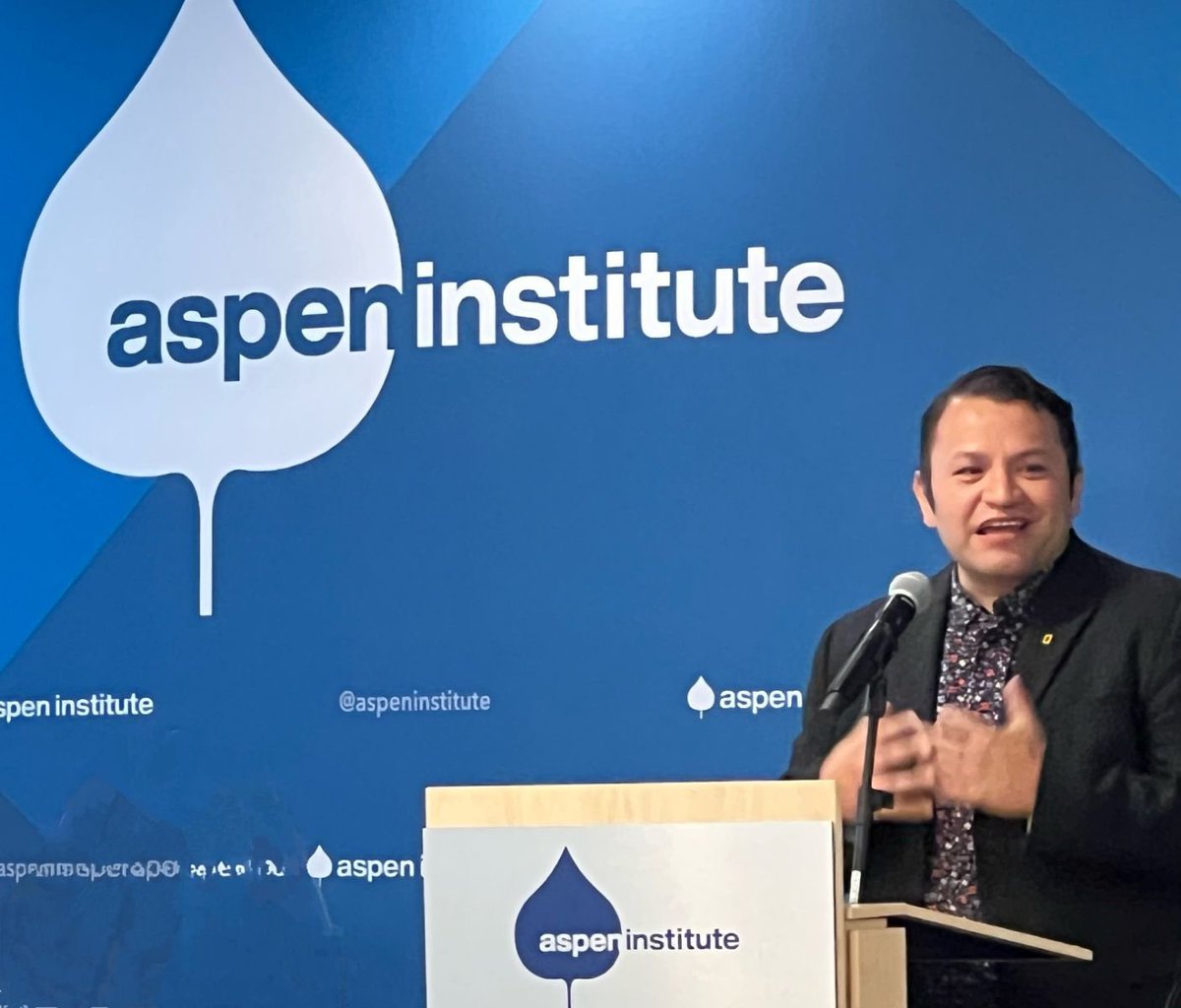 MartinOutside's tweet photo. Thank you @juanwith_nature highlighting how @FreshTracks_”centering a youth led revolution on #civicaction” @BlueSkyFunders convening held @AspenInstitute @AspenFCS thank you @PiscesFdn @JasonAMorris3 @11thhourproject @JusticeOutside @NationalParkFdn @outdoorfnd #RethinkOutside https://t.co/hpIhGk9cPC