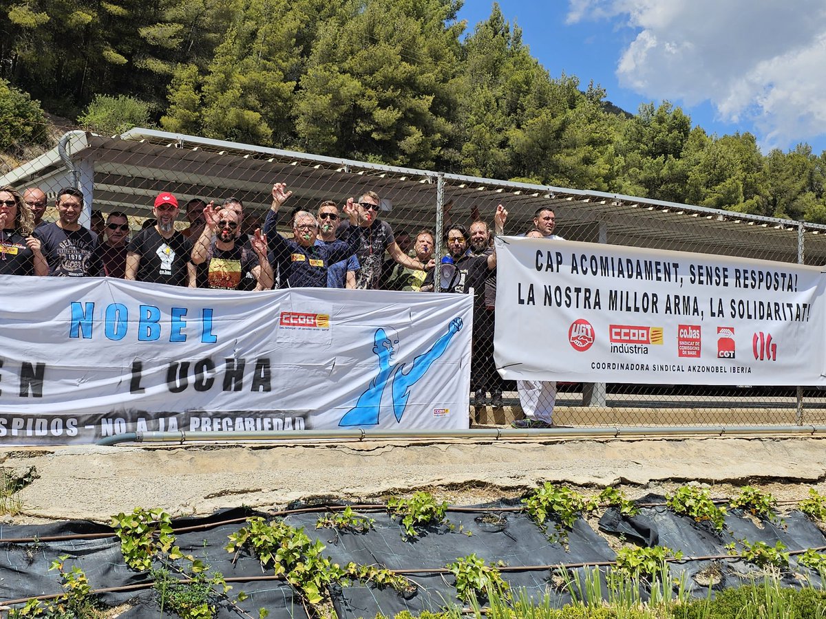joryev's tweet photo. @AkzoNobelNL  53 años, 26 años en la empresa, conducta impecable y  @AkzoNobel en la planta de Vallirana, te echa  a la calle sin explicaciones. Para @AkzoSs eso es violencia contra los trabajadores. Hoy concentración para  la readmsion dell compañero Javi
#Javireadmision https://t.co/hgECuuUBNB