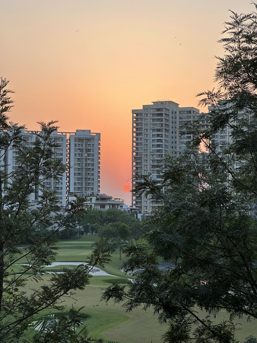 mundhrashish's tweet image. iPhone 13 Pro vs 14 Pro. Please tell me why is former so bad!! !! #nofilter #DefaultSettings