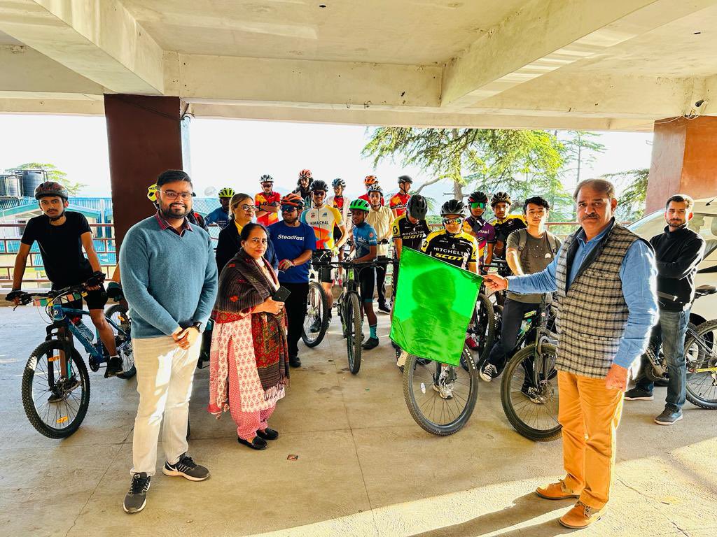 CgstShimla's tweet photo. आज़ादी का अमृत महोत्सव (AKAM) के तहत आज 10.05.2023 को सीजीएसटी शिमला में साइकिल रैली का आयोजन किया गया,इसमें भाग ले रहे साइकिलिस्ट द्वारा शिमला पहाड़ी क्षेत्र मे 15किमी की दूरी लगभग एक घंटे में तय की गई,इसके पश्चात सभी साइकिलिस्ट को प्रधान आयुक्त महोदया द्वारा धन्यवाद किया गया,, https://t.co/4U7Sf09sXs
