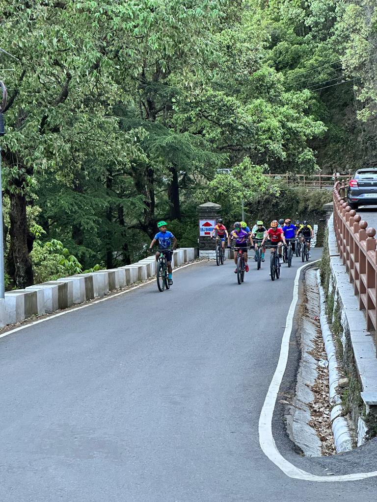 CgstShimla's tweet photo. आज़ादी का अमृत महोत्सव (AKAM) के तहत आज 10.05.2023 को सीजीएसटी शिमला में साइकिल रैली का आयोजन किया गया,इसमें भाग ले रहे साइकिलिस्ट द्वारा शिमला पहाड़ी क्षेत्र मे 15किमी की दूरी लगभग एक घंटे में तय की गई,इसके पश्चात सभी साइकिलिस्ट को प्रधान आयुक्त महोदया द्वारा धन्यवाद किया गया,, https://t.co/4U7Sf09sXs