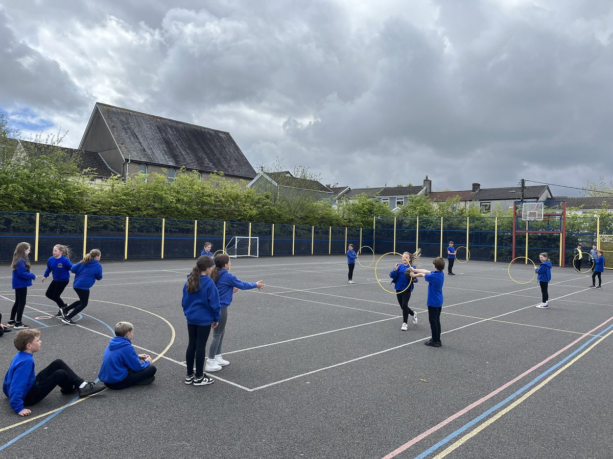 HeolgerrigCS's tweet photo. Great effort from pupils in Year 5 in Hoop and Ball during their #Fitin15 session this afternoon.
#HealthyConfidentIndividuals https://t.co/x2erE6GvoW