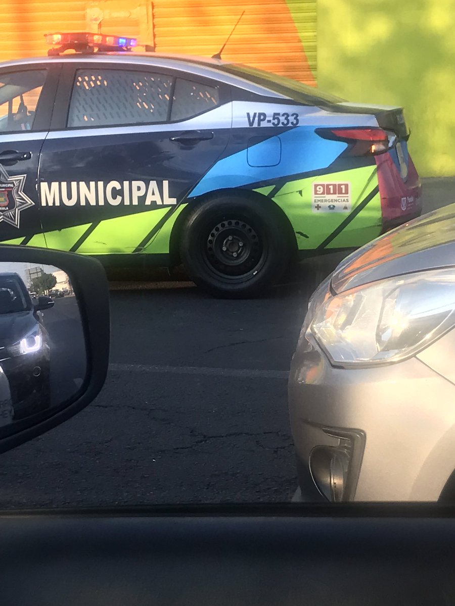 rosiredjb's tweet photo. @SSC_Pue buenos días ! Aquí reportándo a éste señor policía , conduciendo y con el celular en la mano … ésto ocurrió como 6:55 am del día de hoy 10 de mayo 2023 en reforma y diagonal defensores , él se dirigió hacia la avenida Juárez! https://t.co/bc2Xi88gTv