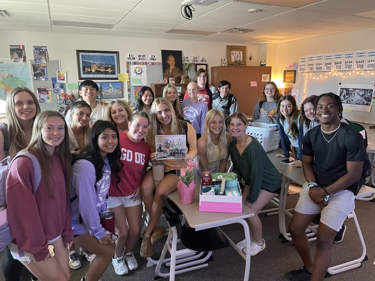 ProfeMakiBirch's tweet photo. Gracias a mis bebés de V for all of the “fire y risa that feeds my life” the past 3 years. I am so grateful to be your Profe &amp; see your entire beautiful faces THRIVE, as we started this life &amp; language journey with just eyes and masks. 🫶🏼 LQM. P&amp;L ❤️ your gifts. #orgullosa https://t.co/Uz9U5j7y7C