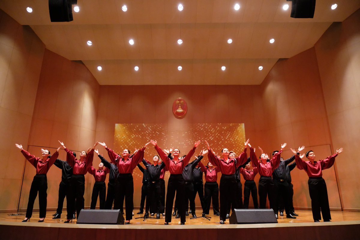2Acappella5's tweet photo. 5/6にタイで #JourneyOfVoices に出演しました！
共演したのは大人数で迫力のある合唱団「Bangkok Voices」、振り付きで目でも耳でも楽しいミュージカル集団「DMCT」の皆様。
またコスメブランド #REUNROM ともコラボし、ステージごとに異なる香りが漂うバラエティに富んだ演奏会になりました！ #JoV https://t.co/vV56P3wRw6