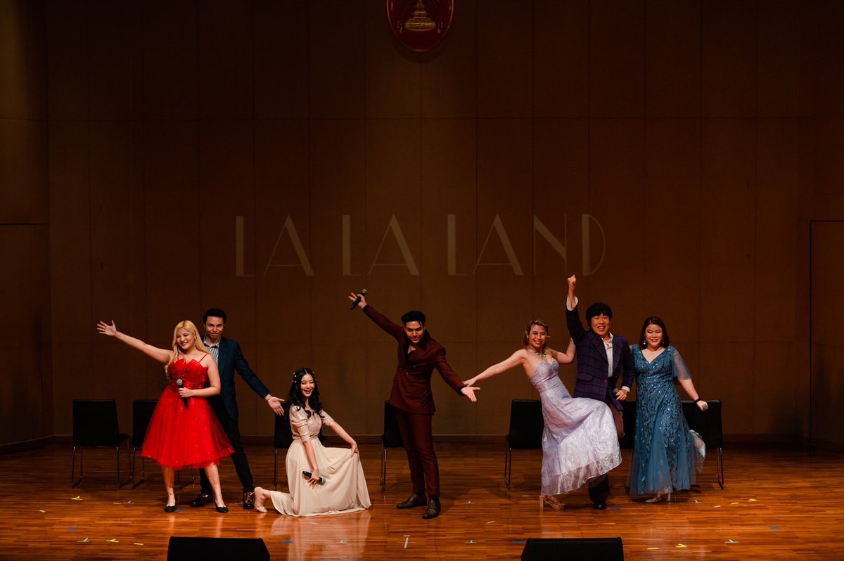 2Acappella5's tweet photo. 5/6にタイで #JourneyOfVoices に出演しました！
共演したのは大人数で迫力のある合唱団「Bangkok Voices」、振り付きで目でも耳でも楽しいミュージカル集団「DMCT」の皆様。
またコスメブランド #REUNROM ともコラボし、ステージごとに異なる香りが漂うバラエティに富んだ演奏会になりました！ #JoV https://t.co/vV56P3wRw6