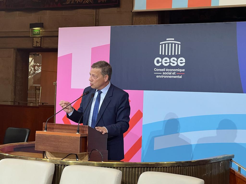 🔴 Les #RencontresCESE | Le #Travail dans tous ses états

"Le rapport de force avec les partenaires sociaux doit se trouver un lieu de négociation ppour que le dialogue social puisse continuer à s'emparer de la valeur travail, chère au cœur des TPE."
<a href="/reponcapeb/">Jean-Christophe Repon</a>