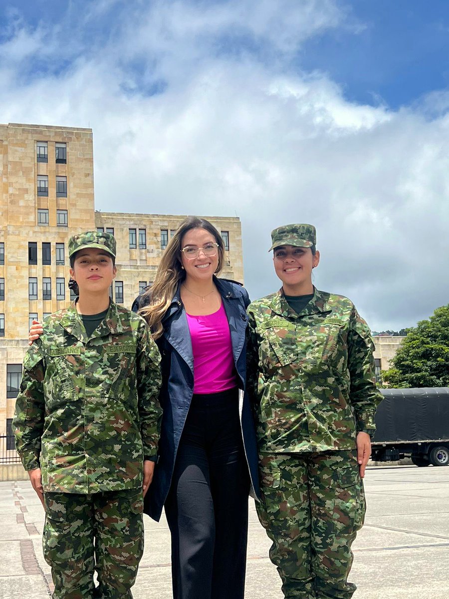 Después de 30 años el <a href="/COL_EJERCITO/">Ejército Nacional de Colombia</a> abrió convocatorias para que las mujeres puedan postularse al servicio militar voluntario.Hoy, hay más mujeres inscritas que hombres y estas dos jóvenes son un ejemplo de ‘Honor, Patria y Lealtad’. 

Nuestra historia de hoy en <a href="/manana_express/">Mañana Express</a>