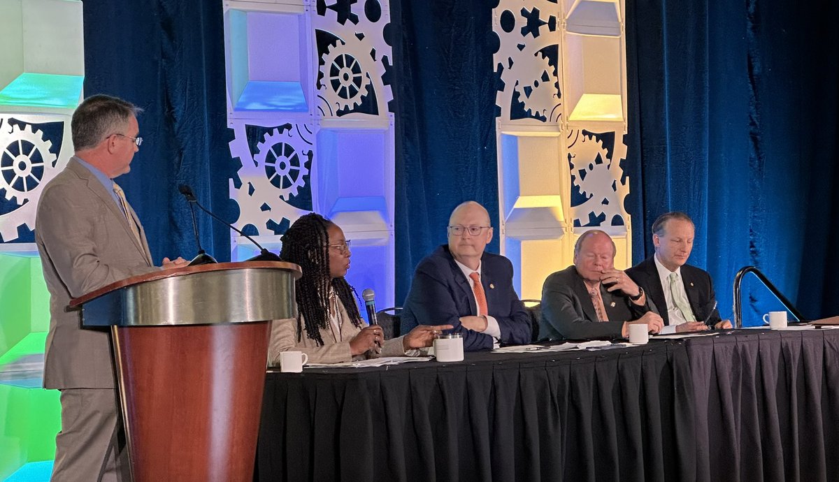 Town hall at #AAFPLead is hopping! @tilimd and @rshawnm sharing resources @aafp offers to prevent and combat #burnout among #FamilyMedicine physicians.