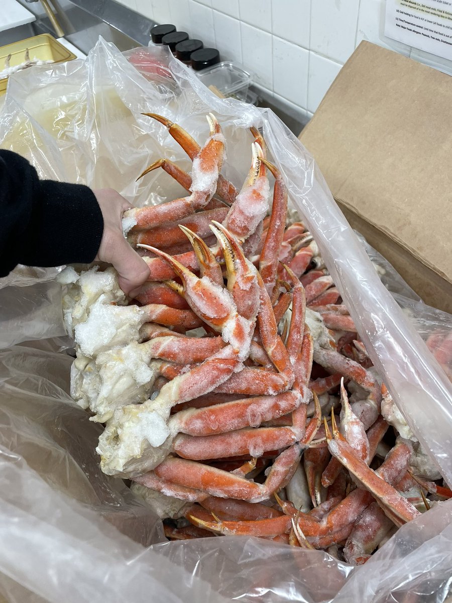 Food_King_23's tweet photo. Snow crab legs anyone?! Package just arrived from New Brunswick, Canada 🇨🇦 👨🍳
#seafood #cooks #cooking #chef #shop #shopping #local #canada #shoplocal #shopclean #grocery https://t.co/EFZufMloBM
