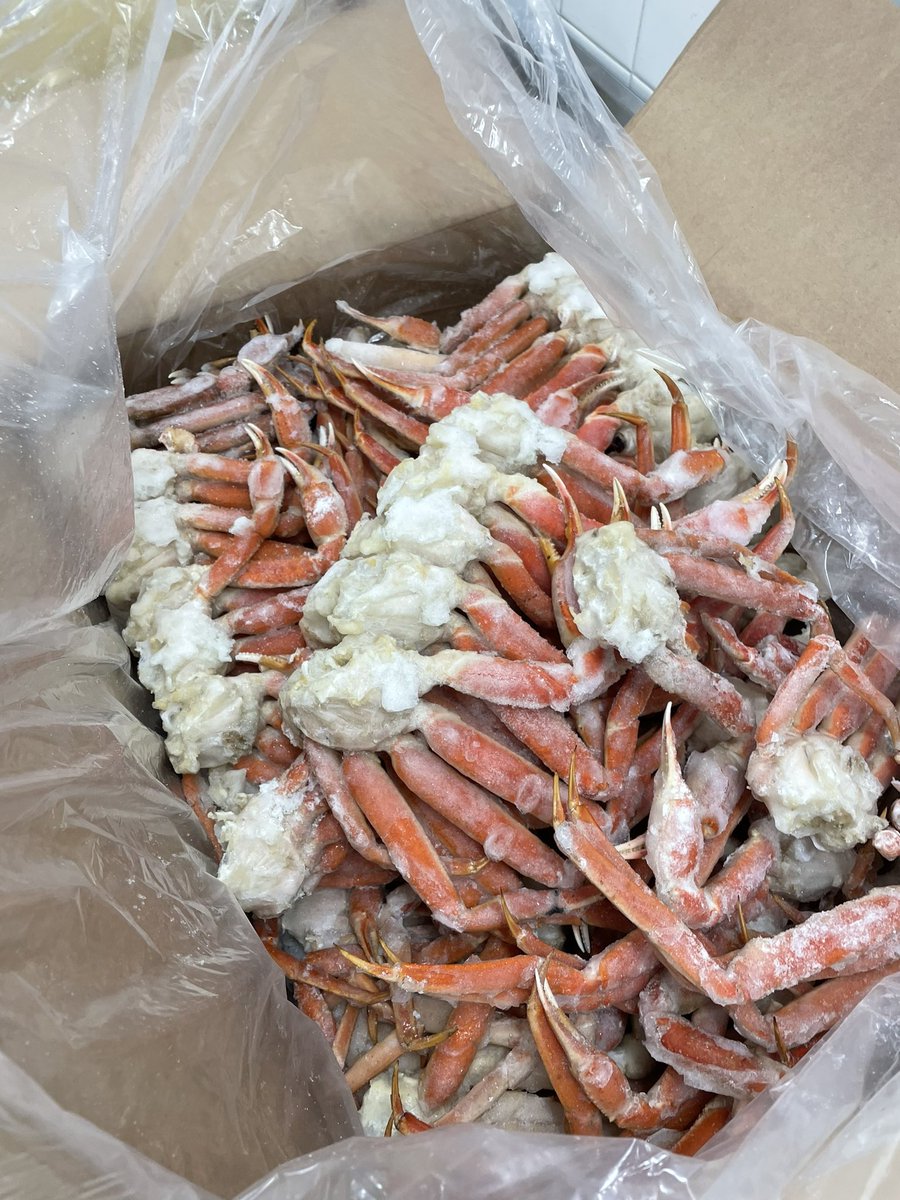 Food_King_23's tweet photo. Snow crab legs anyone?! Package just arrived from New Brunswick, Canada 🇨🇦 👨🍳
#seafood #cooks #cooking #chef #shop #shopping #local #canada #shoplocal #shopclean #grocery https://t.co/EFZufMloBM