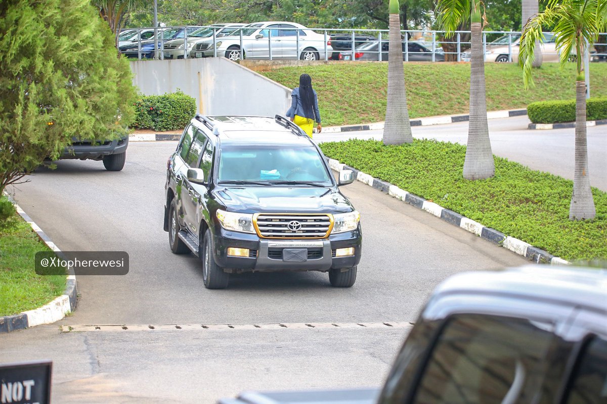 Xtopherewesi's tweet photo. Arriving like a boss! The people's choice @PeterObi,  minutes ago when he arrived the Court of Appeal for the commencement of the Presidential Election Petition Tribunal. Immediately he entered the courthouse, the court staff starting shouting: "Okwute...Okwute!"  

#tribunal https://t.co/VkNvMfNrK7